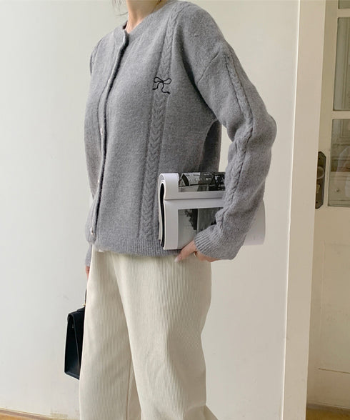 リボンワンポイントニットカーディガン秋冬 レディース パール調ボタン ニットトップス 長袖 ニットアウター クルーネック セーター 韓国風 ベーシック ニット羽織 2HUANYI-001